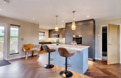 Pooley Bridge Cottage | Idyllic Lodge by River Eamont with Breakfast & Family Amenities