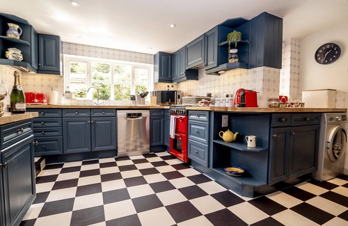 Sherborne Cottage | Relaxing Babbacombe & Sherborne: Perfect for 6 Guests