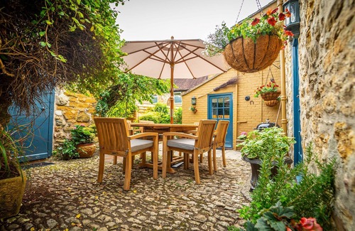 Sherborne Cottage | Relaxing Babbacombe & Sherborne: Perfect for 6 Guests