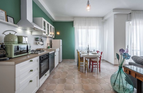 Old Town Apartment | Experience Rooftop Views at The Brunette in Modena