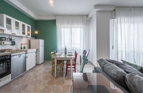 Old Town Apartment | Experience Rooftop Views at The Brunette in Modena
