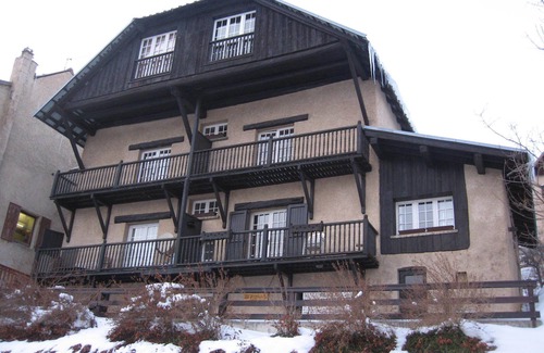 Huez-en-Oisans Apartment | Inviting Retreat with Balcony Views of the Alps