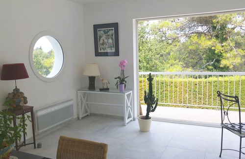 Saint-Savournin House | A BALCONY OVERLOOKING SAINTE VICTOIRE
