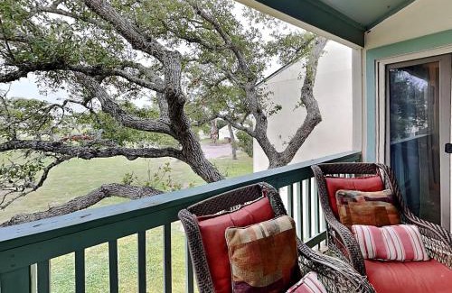 Sailhouse Apartment | Relax at A Bay From It All: 4-Star Pet-Friendly Retreat