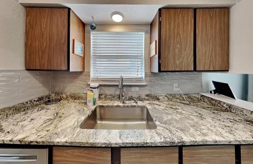 Sailhouse Apartment | Relax at A Bay From It All: 4-Star Pet-Friendly Retreat