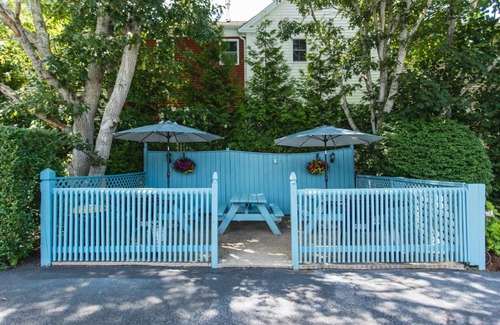 West Harwich Hotel | Unwind at A Beach Breeze Inn with Pool & Family-Friendly Amenities