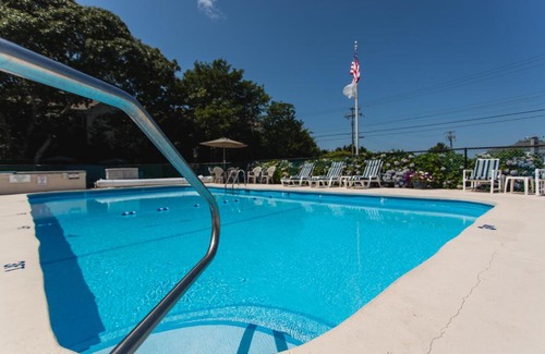 West Harwich Hotel | Unwind at A Beach Breeze Inn with Pool & Family-Friendly Amenities