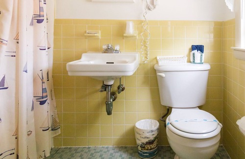 West Harwich Hotel | Beach Breeze Inn: Eco-Friendly Retreat with Ocean Views