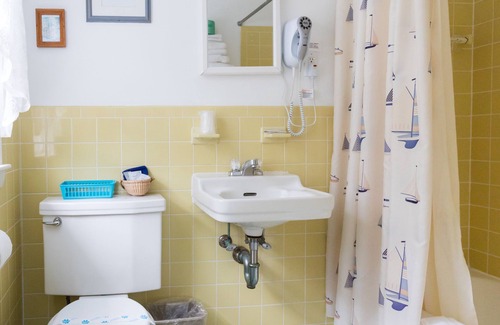 West Harwich Hotel | Beach Breeze Inn: Eco-Friendly Retreat with Ocean Views
