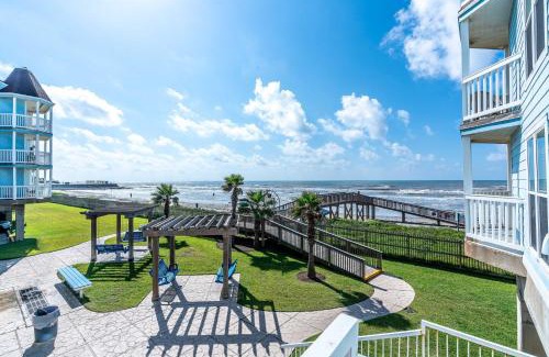 Galveston Apartment | Beachside Retreat with Ocean View and Pool Access