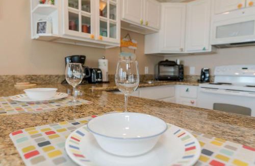 Galveston Apartment | Beachside Retreat with Ocean View and Pool Access