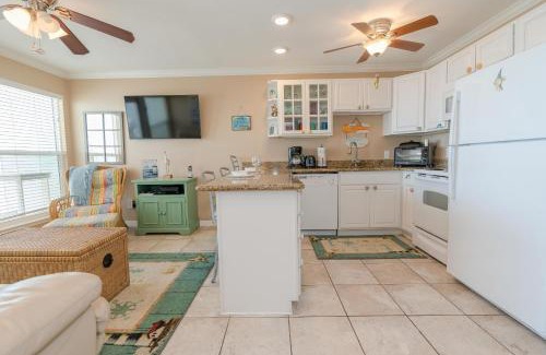 Galveston Apartment | Beachside Retreat with Ocean View and Pool Access