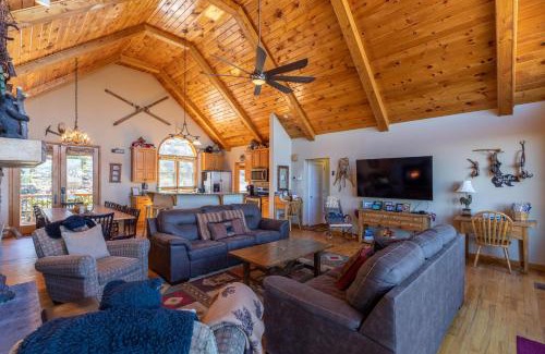 Boone House | Experience A Bears Eye View: Guest Rated 10/10 & Pet Friendly