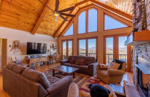 Boone House | Experience A Bears Eye View: Guest Rated 10/10 & Pet Friendly