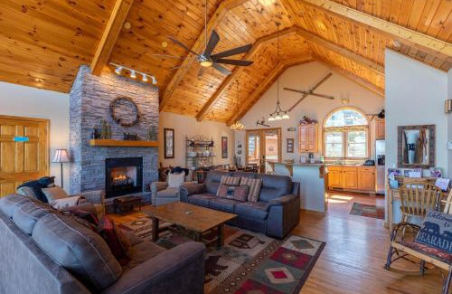 Boone House | Experience A Bears Eye View: Guest Rated 10/10 & Pet Friendly