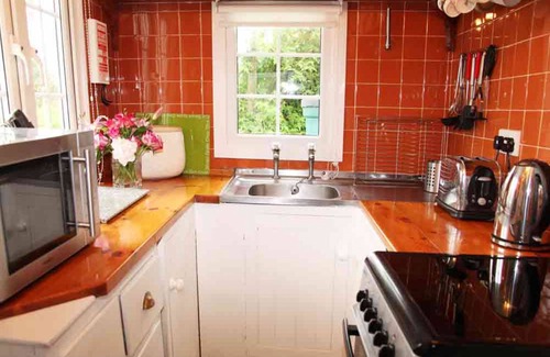 Manaccan Cottage | Historic Thatched Cottage Near Frenchman's Creek with Ocean Views