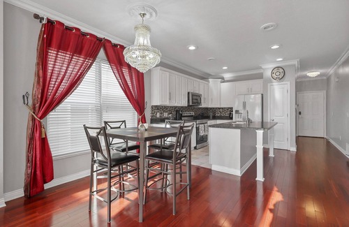 Taylor Station House | Family-Friendly 5 Bedrooms Home Near Mt. Carmel, East Columbus