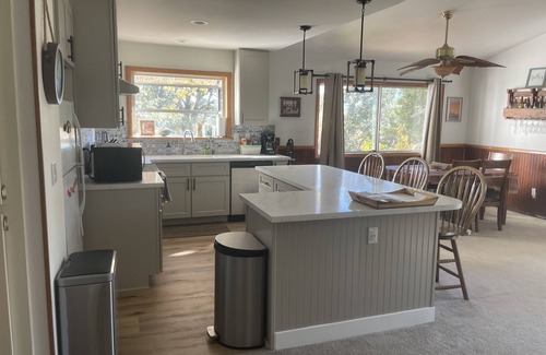 Julian House | Peaceful Lake View House with Breakfast & Family Amenities