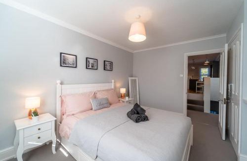 Westbourne Apartment | Stylish 2-Bed Flat Steps from the Beach - Family Friendly