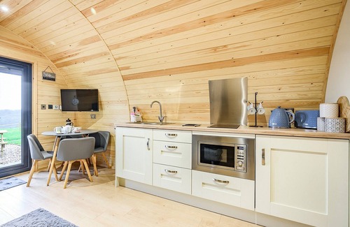 East Haddon Cottage | Experience Cozy Glamping with Lake Views and Breakfast