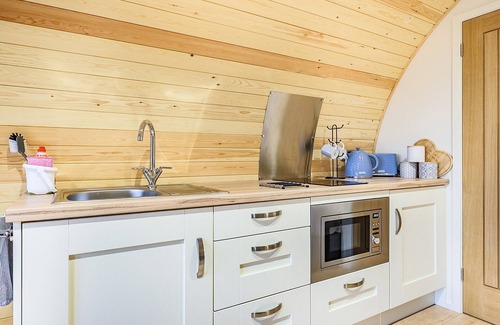 East Haddon Cottage | Experience Cozy Glamping with Lake Views and Breakfast
