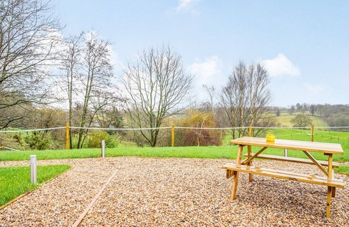 East Haddon Cottage | Experience Cozy Glamping with Lake Views and Breakfast