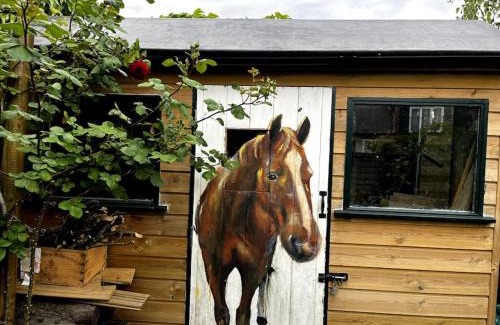 Tulse Hill House | Delightful Home and Garden Retreat with Family Pet Amenities