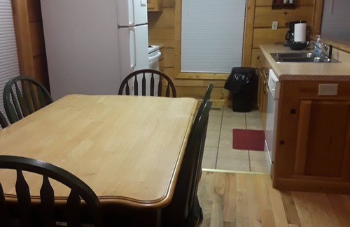 Murphy Cabin | Charming Cabin Retreat by a Serene Creek with Free WiFi