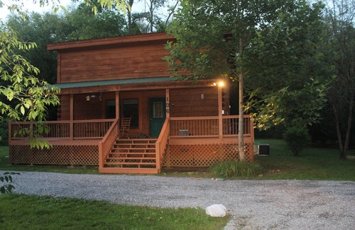 Murphy Cabin | Charming Cabin Retreat by a Serene Creek with Free WiFi