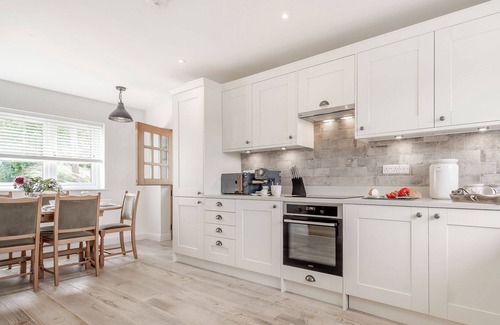 Banwell Cottage | Experience a Cozy Retreat with Ocean View & Hot Tub