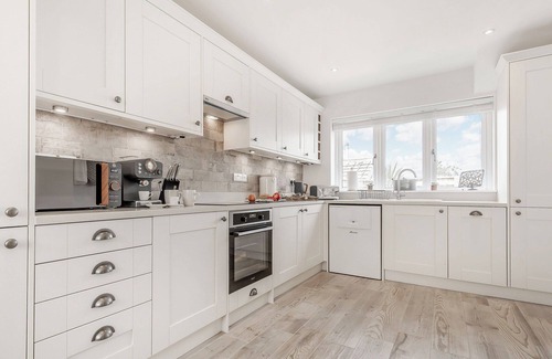 Banwell Cottage | Experience a Cozy Retreat with Ocean View & Hot Tub