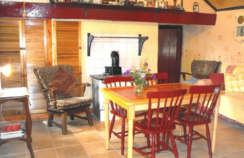 Mayour Villa | Charming House in the Heart of Ireland with Pool & Breakfast