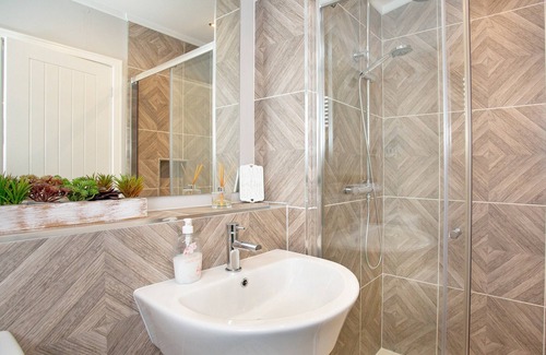 Truro Cottage | Tranquil Lodge in North Cornwall with Oceanfront Pool & Spa