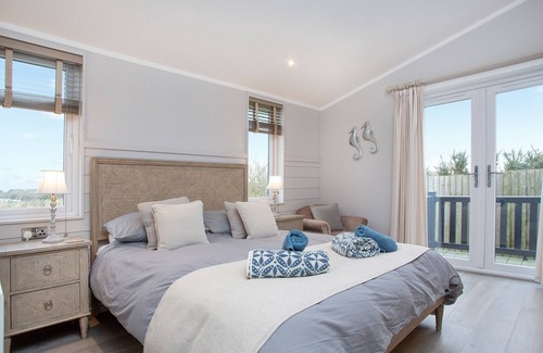 Truro Cottage | Tranquil Lodge in North Cornwall with Oceanfront Pool & Spa