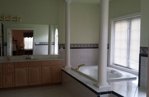 Annandale House | A beautiful mansion in the DC metro area fit for a large group.