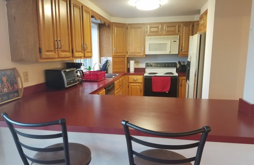 Dedham Condo | Family-Friendly Retreat With Breakfast & Kitchen Amenities