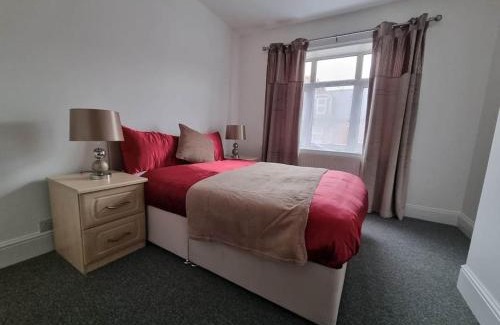 Reading House | Premium 4-Bedroom House with Parking in Reading West