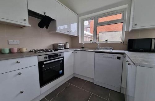 Reading House | Premium 4-Bedroom House with Parking in Reading West