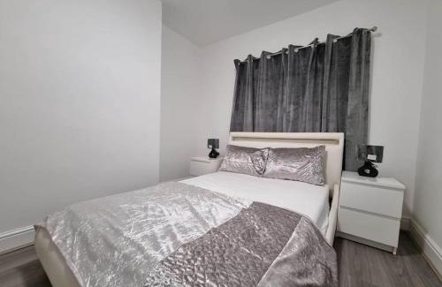 Reading House | Premium 4-Bedroom House with Parking in Reading West