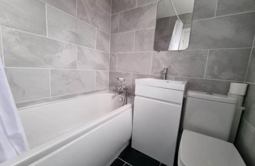 Reading House | Premium 4-Bedroom House with Parking in Reading West