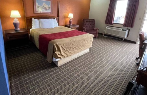 Emporia House | A Beautiful & Relaxing Getaway! With Parking