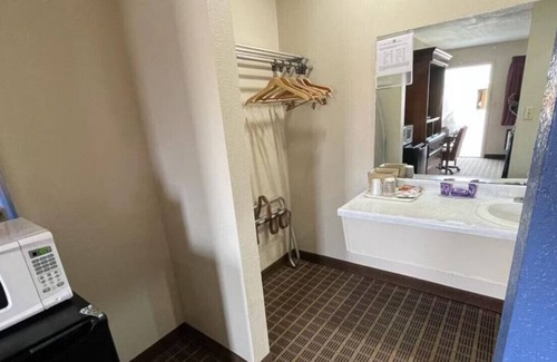 Emporia House | A Beautiful & Relaxing Getaway! With Parking