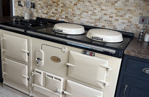 Newquay Cottage | Dog-Friendly Cottage with Hot Tub and Perfect Review Score