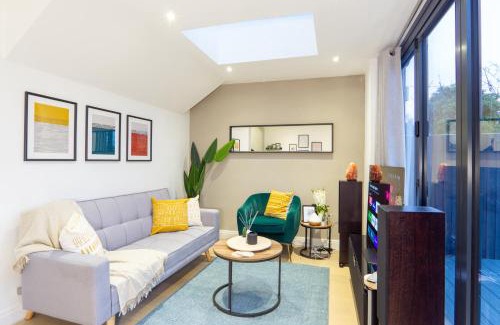 Hale Apartment | Idyllic One-Bedroom Flat with Garden and Pet-Friendly Options