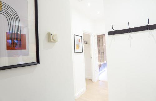 Hale Apartment | Idyllic One-Bedroom Flat with Garden and Pet-Friendly Options