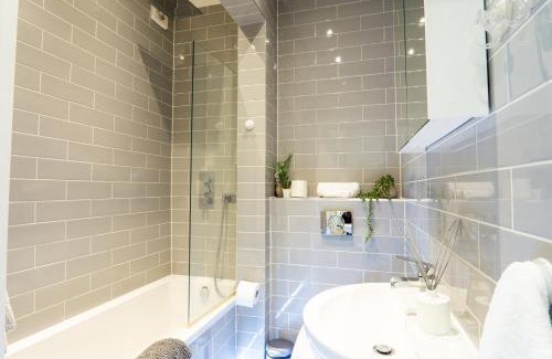 Hale Apartment | Idyllic One-Bedroom Flat with Garden and Pet-Friendly Options