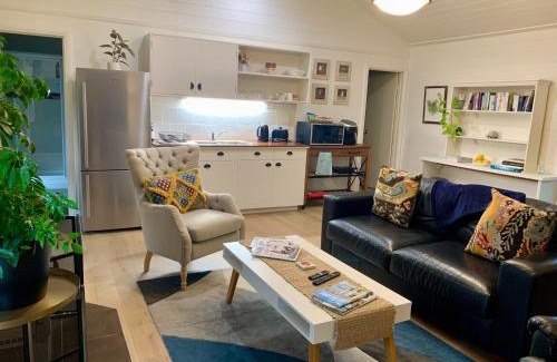 Berrys Creek Ski Chalet | Relax at A Bed & A Red @ Berry’s Creek – Rated 9.6/10