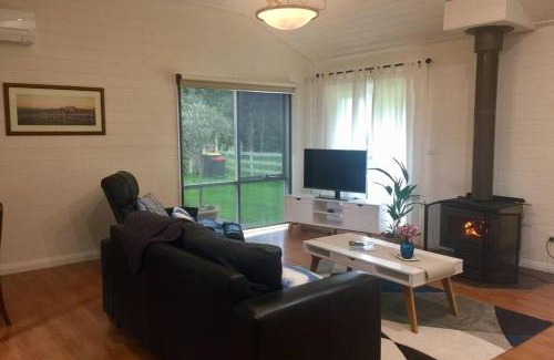 Berrys Creek Ski Chalet | Relax at A Bed & A Red @ Berry’s Creek – Rated 9.6/10