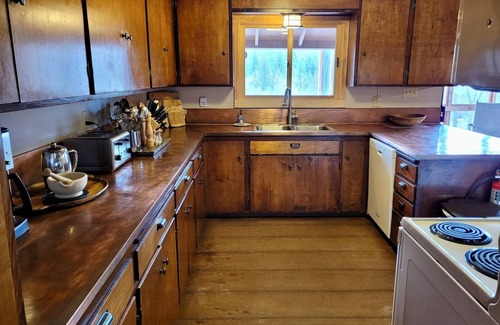 Winthrop House | A Bend in the River Lodge-Sleeps 30, Dog Friendly, Close to Winthrop!