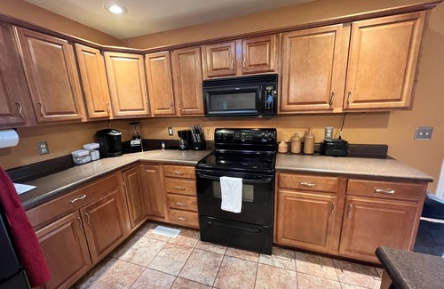 Mitchell House | Spacious Home Near Downtown St. Louis with Hot Tub & Spa